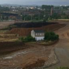 La imagen muestra la casa junto al nuevo trazado de la circunvalación