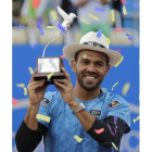 El dominicano Víctor Estrella, con el trofeo de campeón del Abierto de Ecuador.