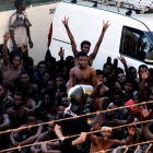 Unos 400 inmigrantes subsaharianos logran acceder a la ciudad española de Ceuta tras un salto masivo a la valla fronteriza que separa la ciudad de Marruecos.  /