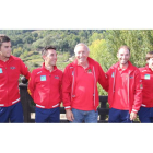 Jesús Herrada, Purito Rodríguez, Javier Mínguez, Alejandro Valverde e Ion Izagirre posan en el patio del hotel Pazo do Castro de El Barco de Valdeorras, donde se concentra la selección española de ciclismo