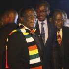 El presidente de Zimbabue Emmerson Mnangagwa, a su regreso anticipado a Harare por el estallido de las protestas.