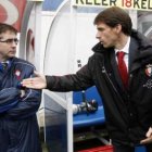 Fernando Vázquez y Cuco Ziganda se saludan antes de un partido. Quizá uno entrene a la Deportiva.