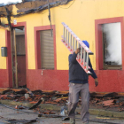 Los vecinos trabajaron toda la noche en la extinción.
