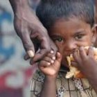 Un niño huérfano recibe comida en un campo de refugiados de Sri Lanka