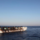 Un centenar de inmigrantes apiñados en una lancha neumática en las costas de Libia, este miércoles.