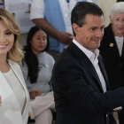 Enrique Peña Nieto y su esposa Angélica votan en Ciudad de México.