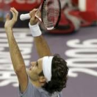 Federer levanta los brazos al cielo tras su incontestable triunfo ante el norteamericano Blake