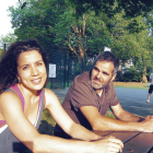 Rut y su pareja, Víctor, en un parque por el que salen a patinar.