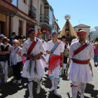Los jóvenes de la localidad ataviados con trajes típicos para bailar las danzas tradicionales entorno a su patrona
