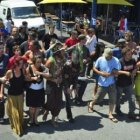 Militantes de Askatasuna rodearon a la exdirigente para alejarla de los agentes.