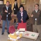 El director del centro, Mercedes Fernández y Perandones presentaron la exposición sobre la escuela
