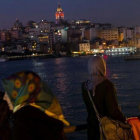 Varias mujeres con pañuelo y sin él fotografían el paisaje de Estambul desde el puente de Galata, el 23 de febrero.