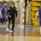 Manolo Cadenas dirigió el entrenamiento del Ademar, el primero tras el parón navideño. MARCIANO PÉREZ