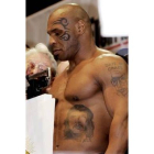 Tyson sube a la balanza en la comisión de pesos pesados de boxeo en Louisiana