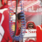 Fernando Alonso, espera en su Ferrari su participación en los ensayos en el Gran Premio de Corea, este viernes.