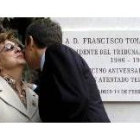 Zapatero saluda a la viuda de Tomás y Valiente durante el homenaje a su marido