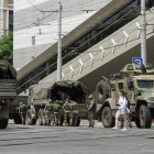 Mercenarios de la Wagner patrullan una calle en Rostov-on-Don. STRINGER