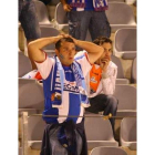 Un seguidor lamenta el fallo del penalti.