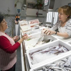 Elena Almagro compra en la pescadería de Adela, que tuitea sus ofertas diarias.
