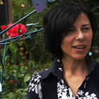 Vegonha Rodríguez «inventa deliciosos universos de piedra, madera y metal».