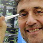 El investigador Jaume Pauné ha presentado una innovadora lente de contacto que frena la progresión de la miopía en un 43%.