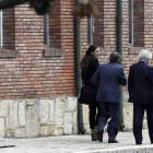 Los Pucci, a mediodía de ayer en el interior de las instalaciones de Antibióticos. Arriba, padre e hija salen de la factoría.