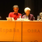 El hijo y la viuda de Carnicer, con la presidenta del IEB, en la presentación de un libro del escritor.