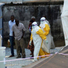 Personal sanitario, en un centro aislado para enfermos de ébola en Conakry, el pasado 14 de abril.