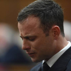 Oscar Pistorius rompe a llorar mientras la jueza lee el veredict en Pretoria, Sudáfrica.
