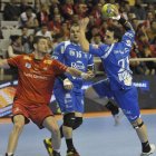 Carlos Ruesga supera la defensa del Huesca para hacer uno de los siete goles que ayer llevaron su firma.