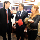Jorge Catalá conversa con Riesco y Teresa Magaz en el Ayuntamiento de Ponferrada.