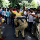 La policía india registra a un hombre durante una operación de seguridad en Cachemira