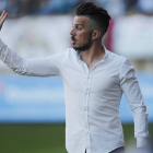 De la Barrera da órdenes a sus futbolistas durante el partido ante el Racing. JESÚS F. SALVADORES