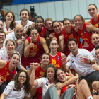 Las jugadoras de España celebran el bronce en el Arena Budapest.