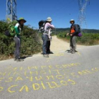 Un grupo de peregrinos ante el controvertido desvío de la ruta por Valtuille de Arriba.