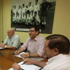 Guereñu, en el centro, con De Celis y Cueto, dos de los principales accionistas de la Cultural.