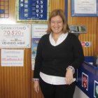 La lotera de la administración que entregó el premio.