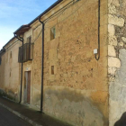 Vista de la casona que acogió la preceptoría de Valdavida, hoy vivienda particular. Sus dueños estudian colocar una placa que recuerde el paso por ella de Felipe III