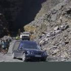 El coche fúnebre se llevó el cuerpo del trabajador fallecido, a última hora de la mañana de ayer