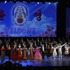 El grupo español, Noches de España, con el resto de delegaciones tras su actuación en un teatro de Pyongyang.