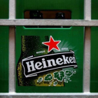 Una caja de plástico para transportar botellines de la empresa cervecera Heineken.