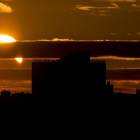 Imagen de un eclipse solar paricl visto desde el distrito de Queens, en Nueva York, en noviembre del 2013.