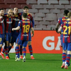 Los jugadores del FC Barcelona celebran el gol de Braithwaite que les da la clasificación para la final de Copa. ALBERTO ESTÉVEZ
