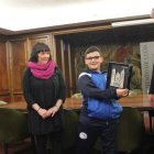 El alcalde de León, Antonio Silván, entrega a David Cubillas un cuadro con la Catedral de León en presencia de sus padres. RAMIRO