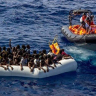 Operación de rescate de Médicos sin Fronteras de una sobrecargada embarcación neumática, a 26 millas de las costas de Libia, el 26 de octubre.