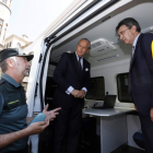 Arsenio Fernández de la Mesa y Juan Martínez Majo inspeccionaron el interior de vehículo. MARCIANO