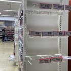 Fotografía de una estantería sin productos en un mercado, el 17 de agosto de 2023, en Buenos Aires. JUAN IGNACIO RONCORONI