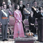 La proclamación de Juan Carlos en las Cortes, junto a su esposa e hijos.