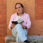 El escritor y periodista de origen leonés Tomás García Yebra, a la puerta de su librería en Las Navas del Marqués