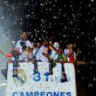 Decenas de miles de personas celebraron en la madrileña Plaza de la Cibeles, hasta altas horas de la madrugada, el trigésimo primer título de Liga conseguido por el Real Madrid este domingo.